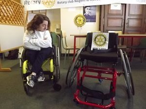 Le Rotary offre un fauteuil handisport à l’AS du lycée St Paul Notre Dame