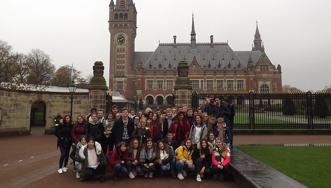 Devant le Palais de la Paix à La Haye.